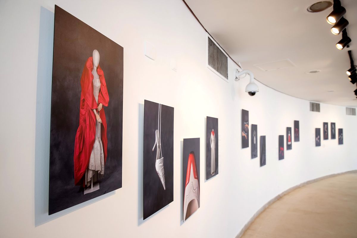 foto com cor. exposição cristóbal balenciaga - metrópoles