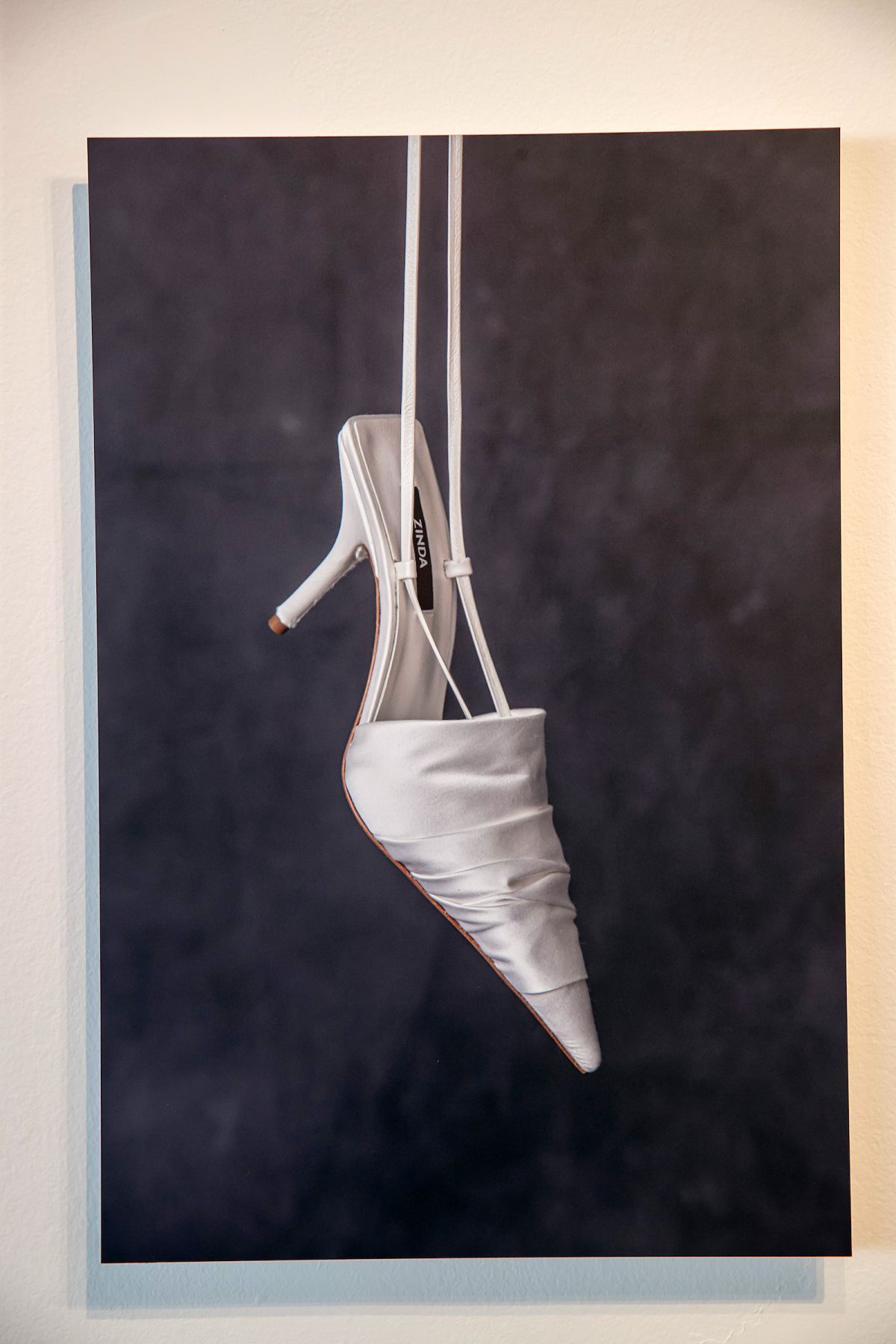 foto com cor. exposição cristóbal balenciaga - metrópoles