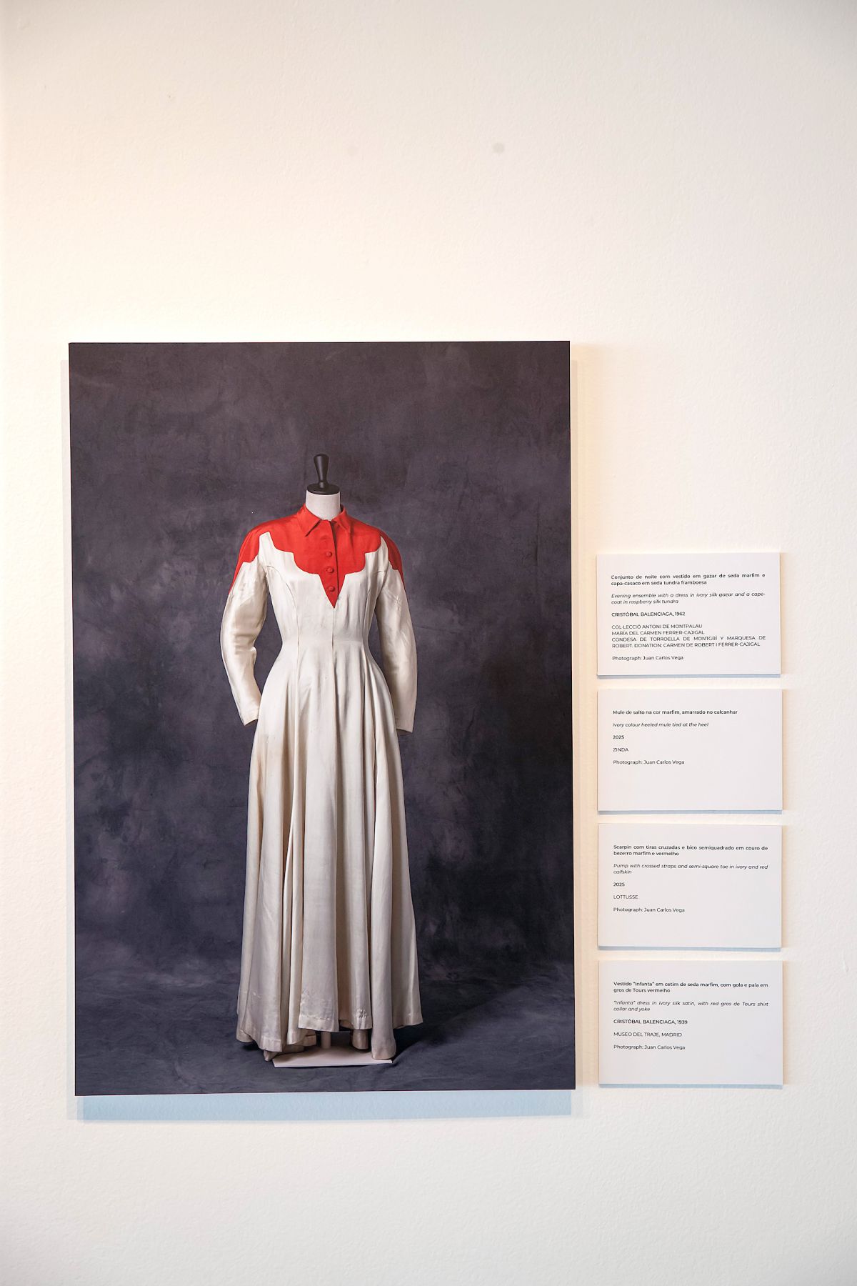 foto com cor. exposição cristóbal balenciaga - metrópoles