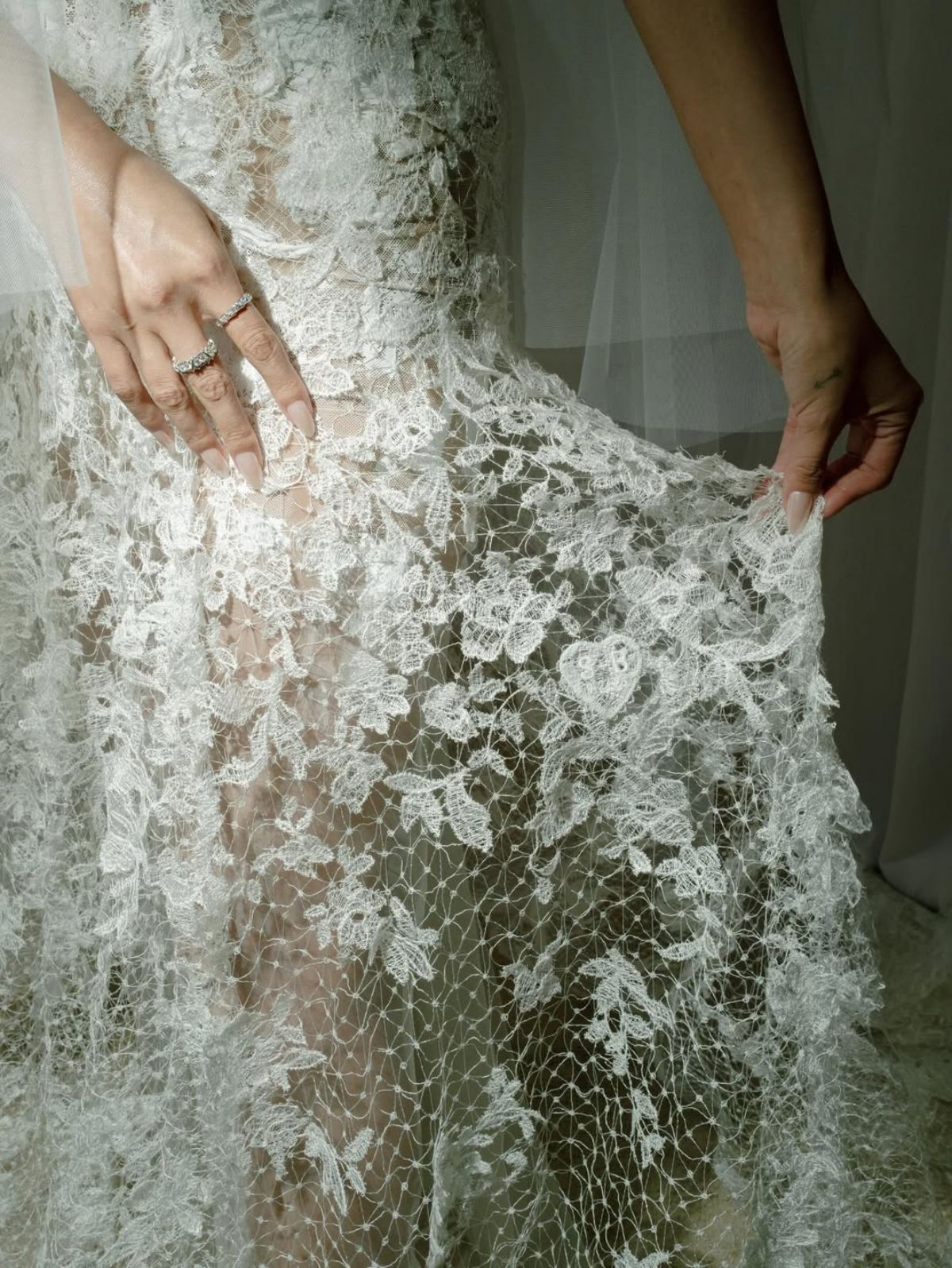 Detalhes de um dos vestidos de Selena Gomez no casamento com Benny Blanco - Metrópoles