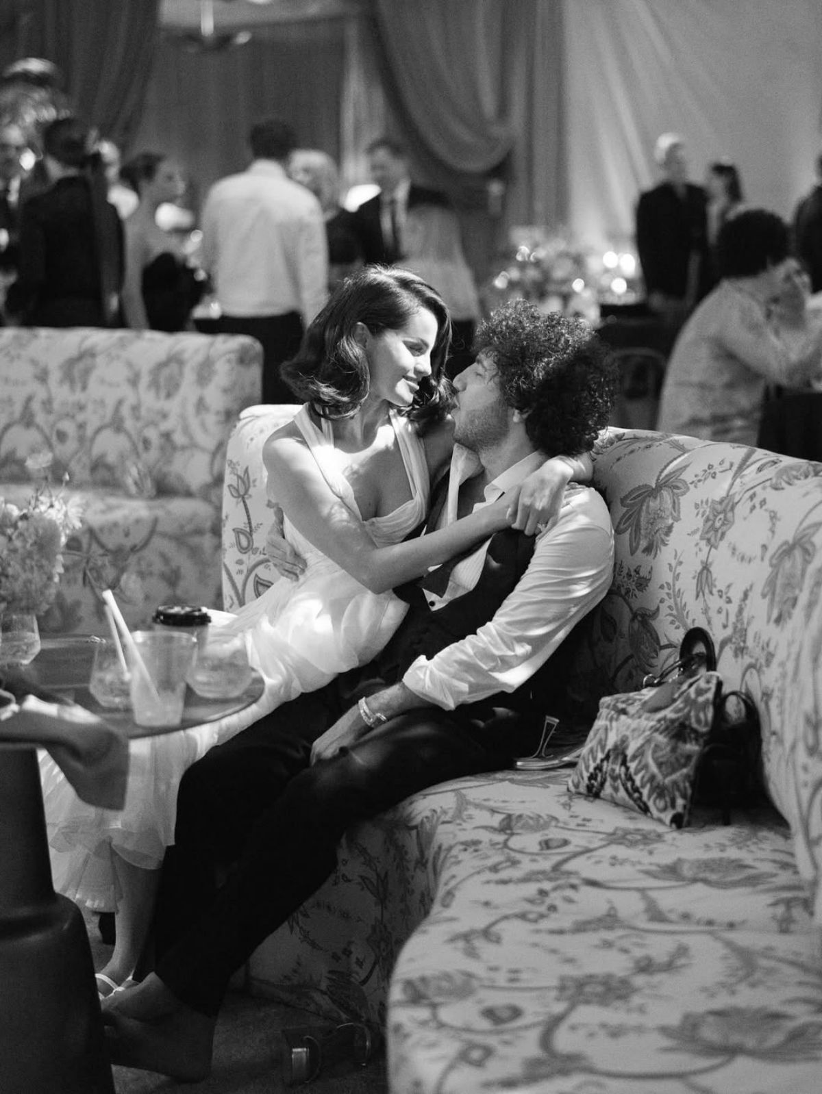 Detalhes de um dos vestidos de Selena Gomez no casamento com Benny Blanco - Metrópoles