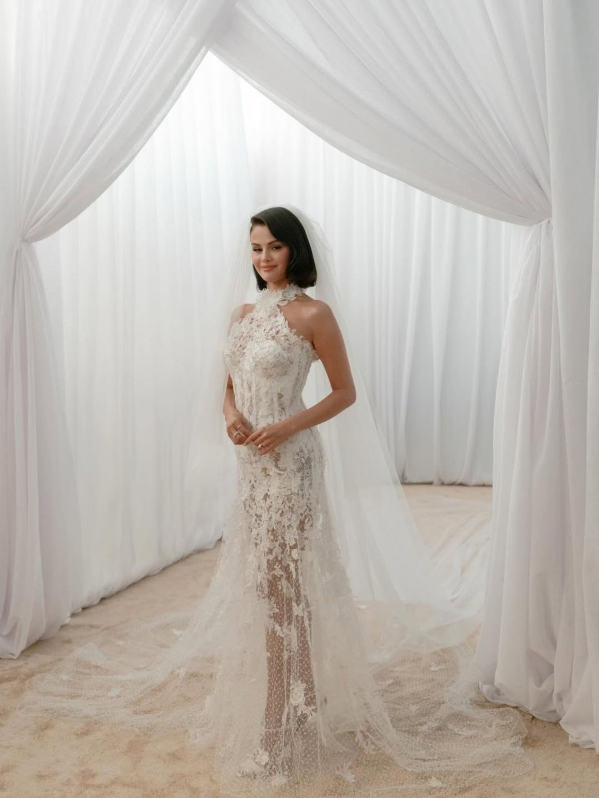 Detalhes de um dos vestidos de Selena Gomez no casamento com Benny Blanco - Metrópoles