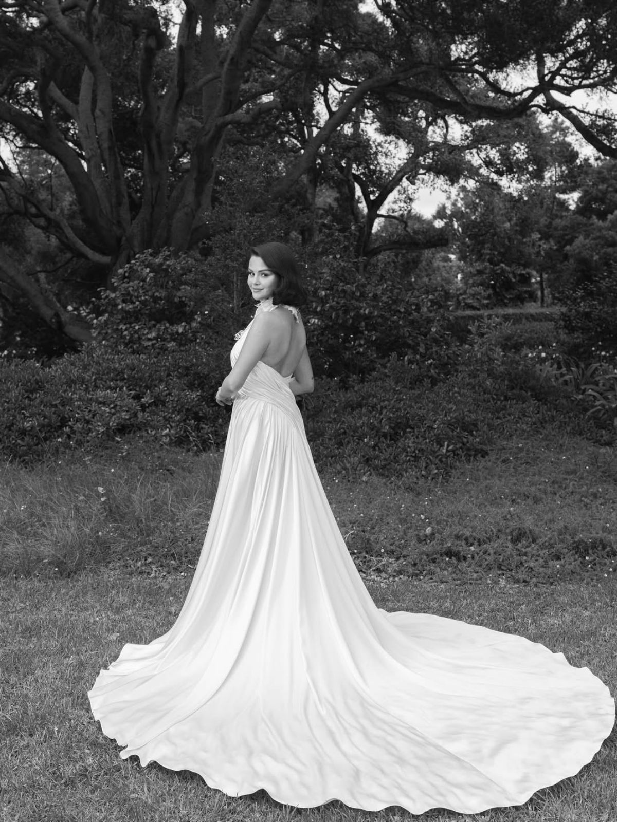 Detalhes de um dos vestidos de Selena Gomez no casamento com Benny Blanco - Metrópoles