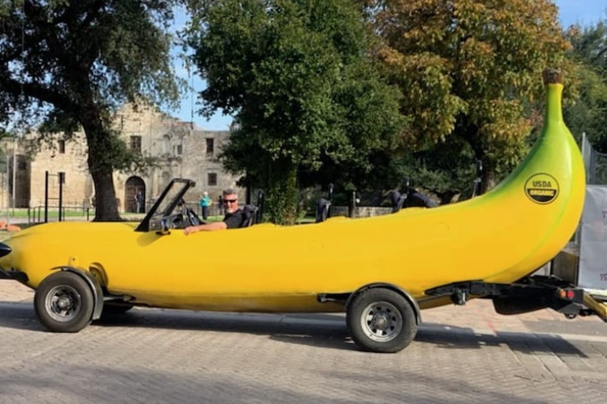 Foto colorida de um automóvel em formato de banana. Metrópoles