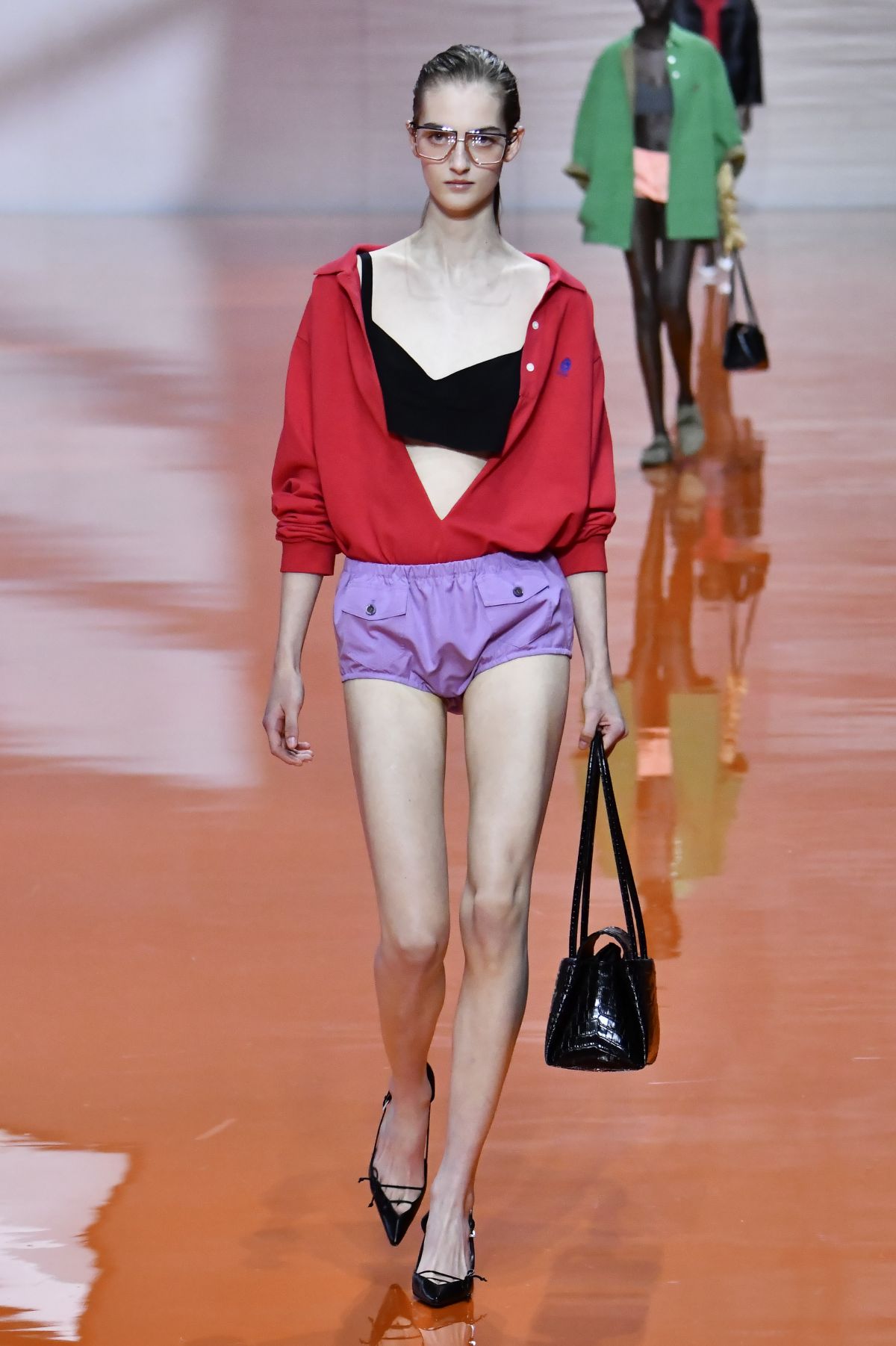 foto com cor. Prada primavera/verão 2026 - metrópoles