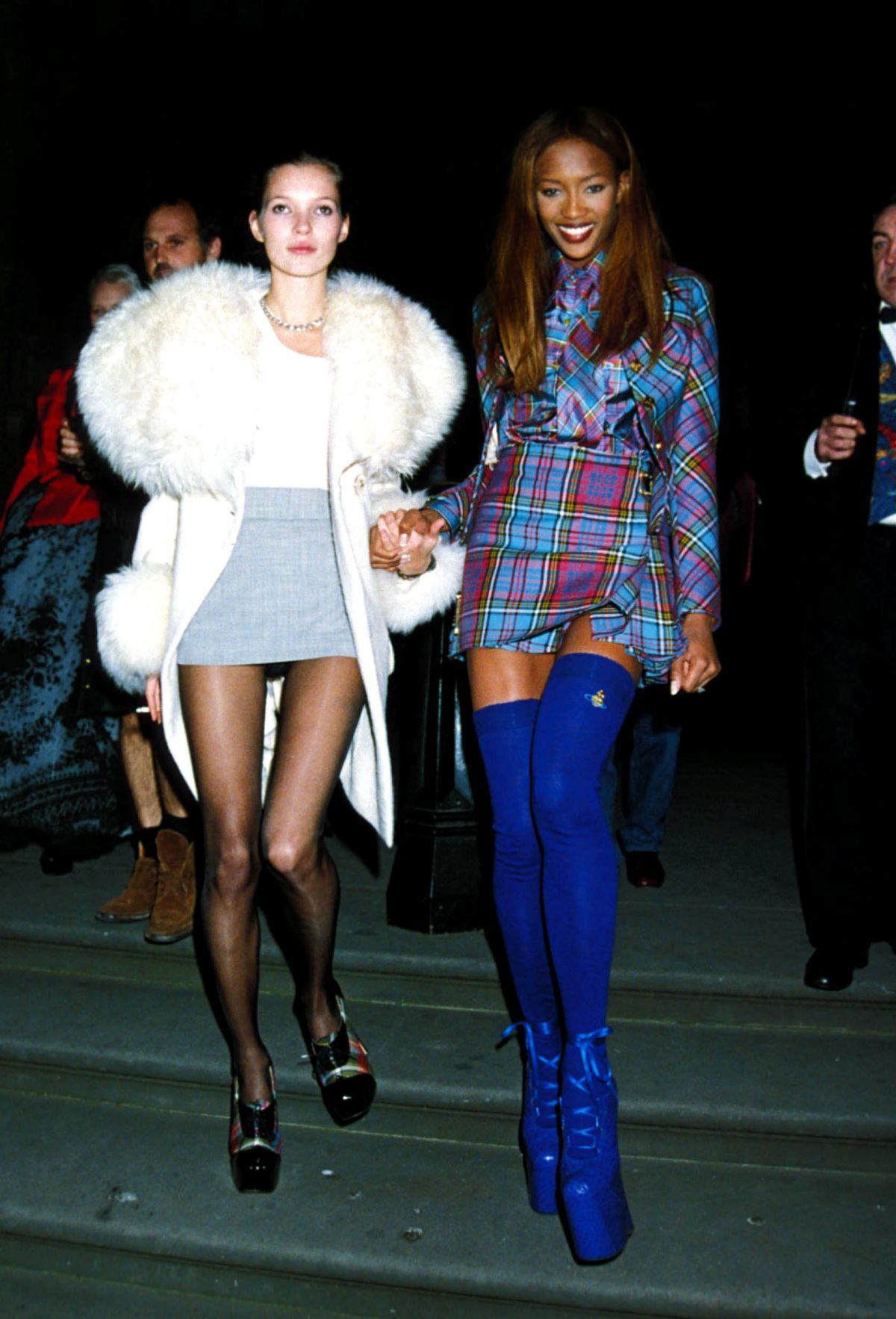 foto com cor. Supermodelos Kate Moss e Naomi Campbell, em 1993 - metrópoles