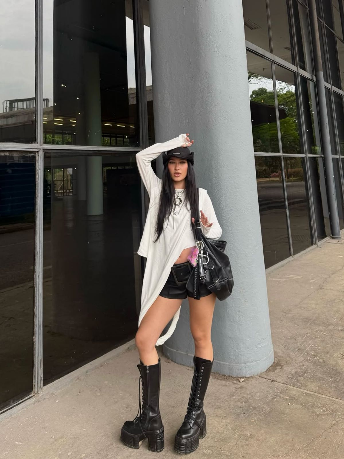 foto com cor. Influenciadora Natalia Cangueiro com micro shorts - metrópoles