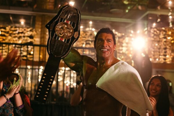 Imagem colorida de Dwayne Johnson caracterizado como Mark Kerr para a cinebiografia Coração De Lutador – The Smashing Machine
