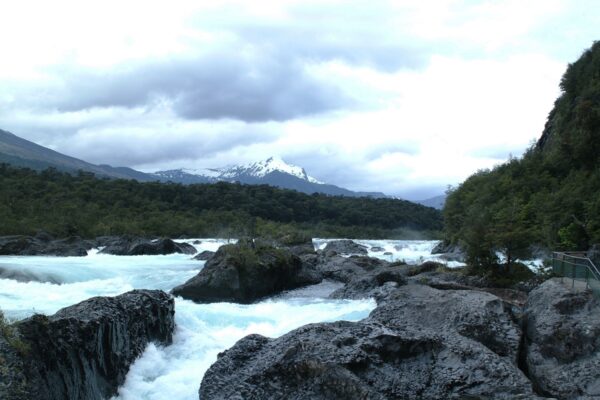 Foto colorida dos saltos de Petrohue no Chile - Metrópoles 