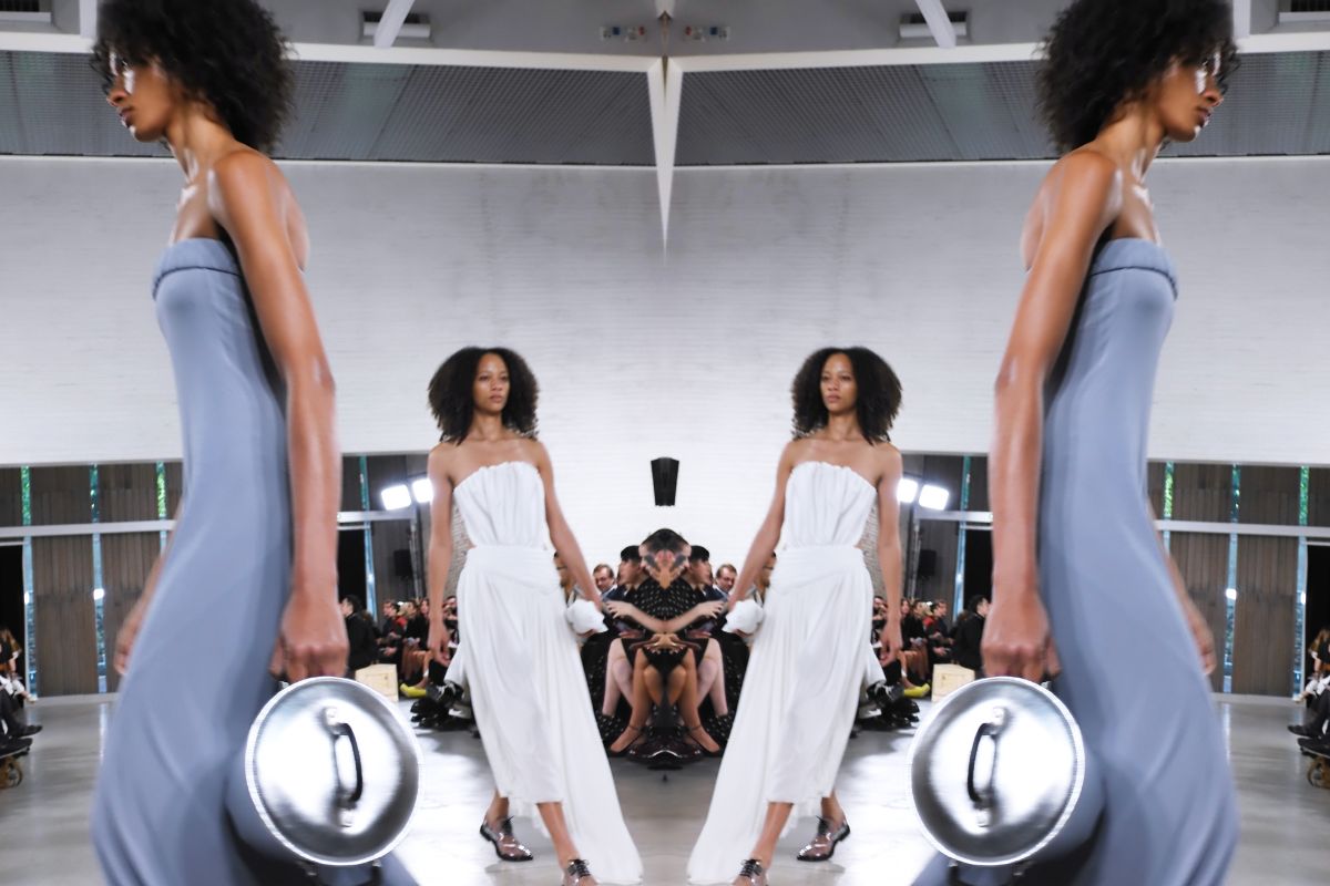 Imagem colorida de modelo carregando panela em passarela