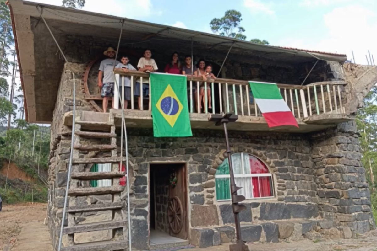 Foto colorida de uma casa de pedra - Metrópoles