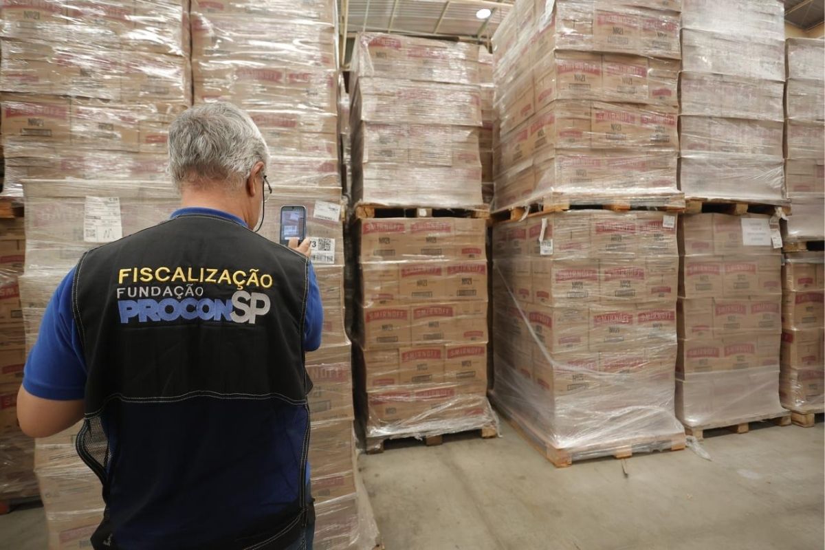 Metanol: fiscalização confisca 128 mil garrafas de vodca sem documento