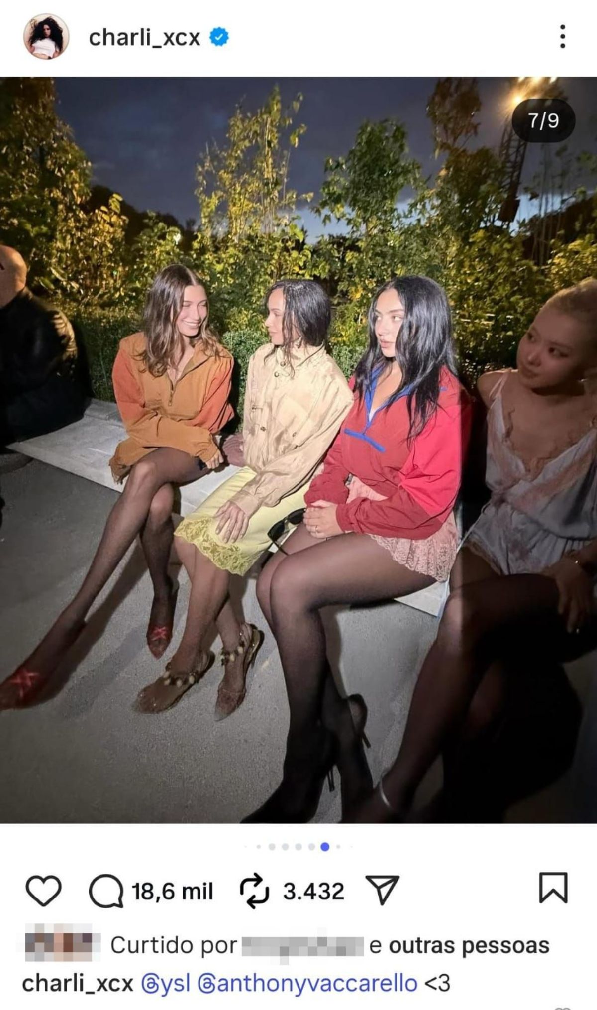 Hailey Bieber, Zoë Kravitz, Charli xcx e Rosé no desfile SS26 da Saint Laurent - Metrópoles