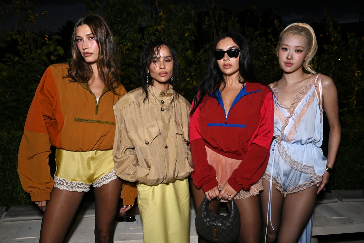 Hailey Bieber, Zoë Kravitz, Charli xcx e Rosé no desfile SS26 da Saint Laurent - Metrópoles