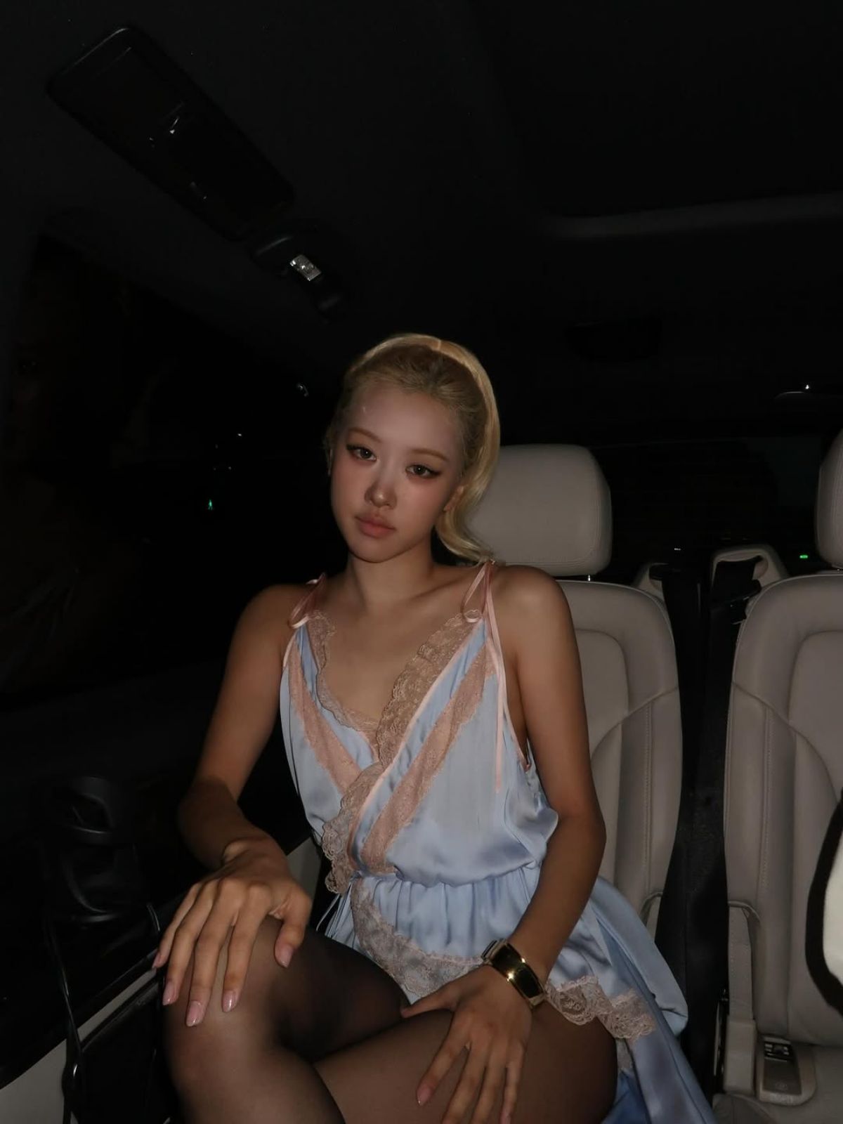 Rosé com o look usado para o desfile SS26 da Saint Laurent - Metrópoles