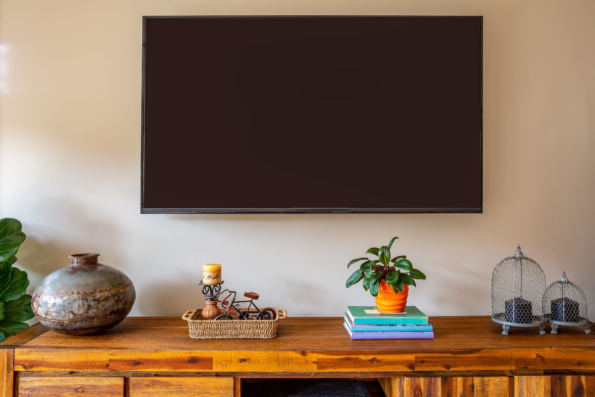 foto a colori di una stanza con TV