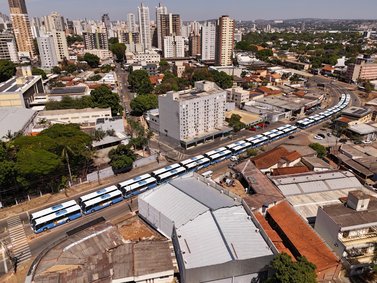 Fotografia colorida mostrando terminal de ônibus-Metrópoles