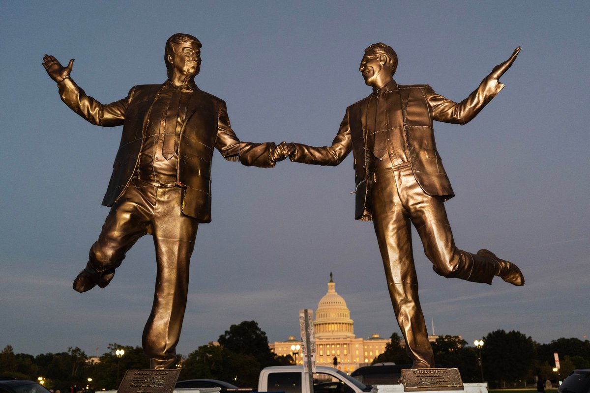 Estátua de Trump e Epstein volta a aparecer próximo ao Capitólio