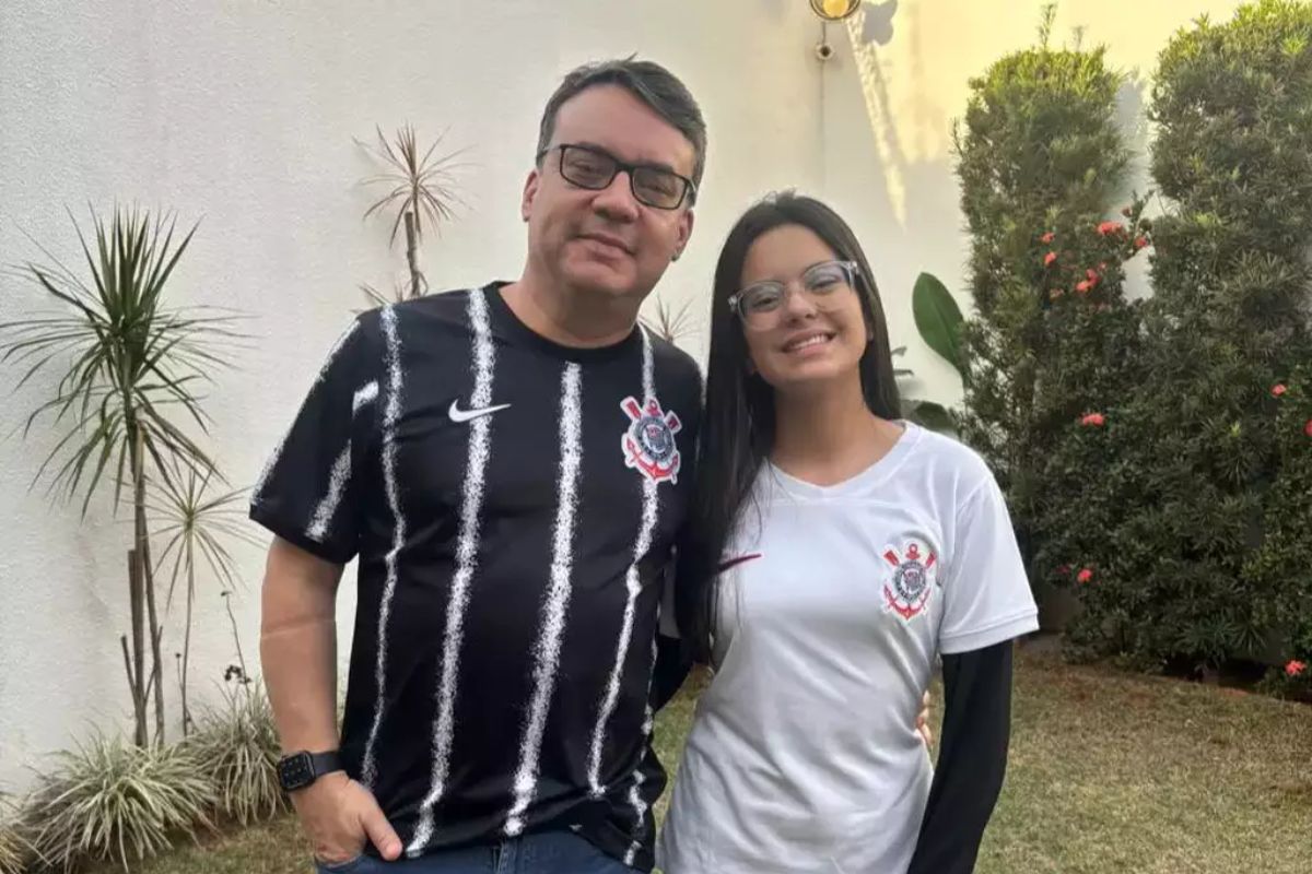 Filha grava música que pai compôs para ela ao nascer, 15 anos depois