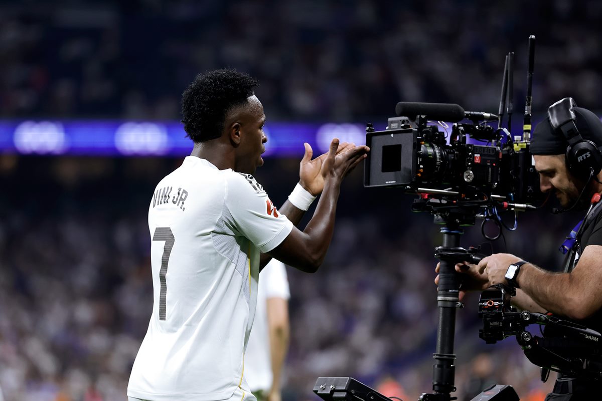 Para Virginia? Vini Jr. marca para o Real e manda beijo para a câmera