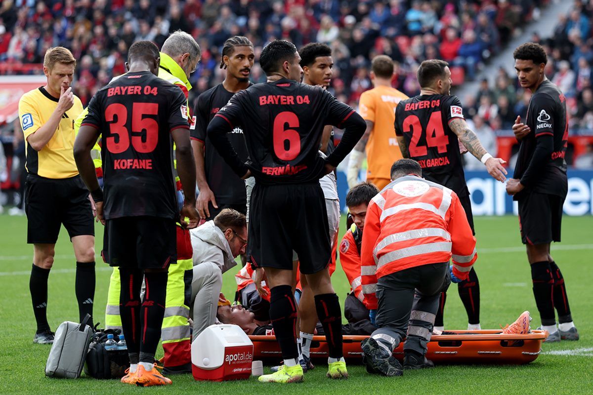Bayer Leverkusen: Grimaldo tem corte profundo no rosto e sai de maca
