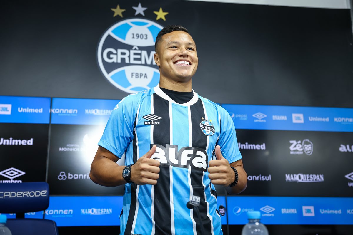 Lateral do Grêmio solta o verbo após pênalti: “Estamos sendo roubados”