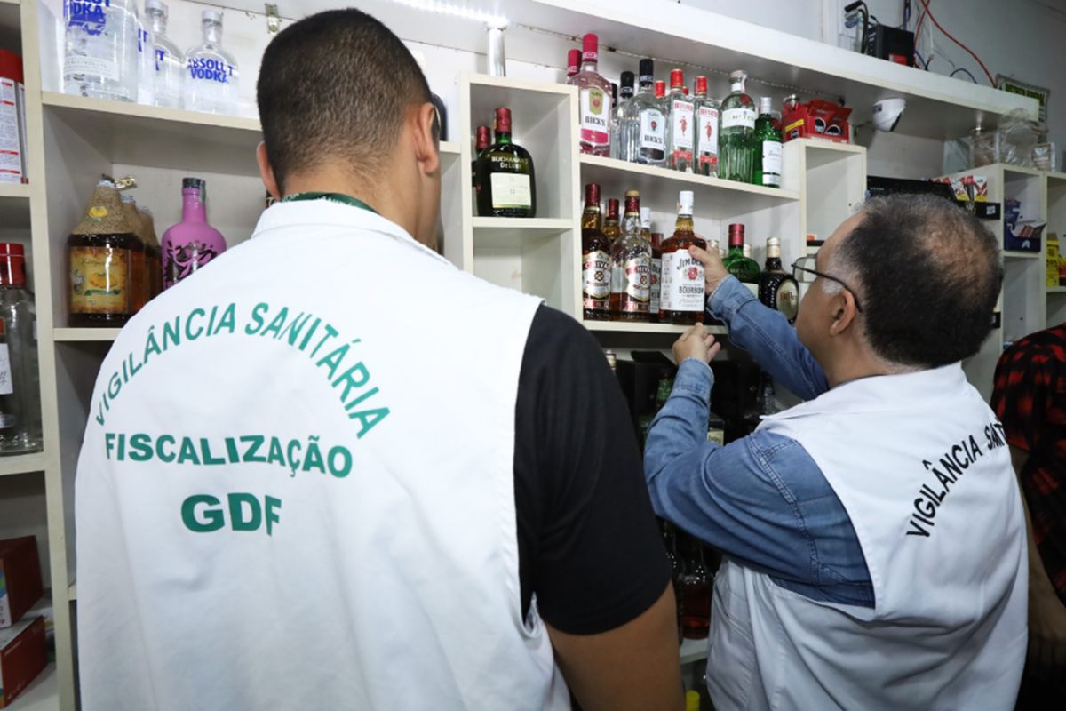 Vigilância Sanitária apreende 508 litros de bebida no Distrito Federal
