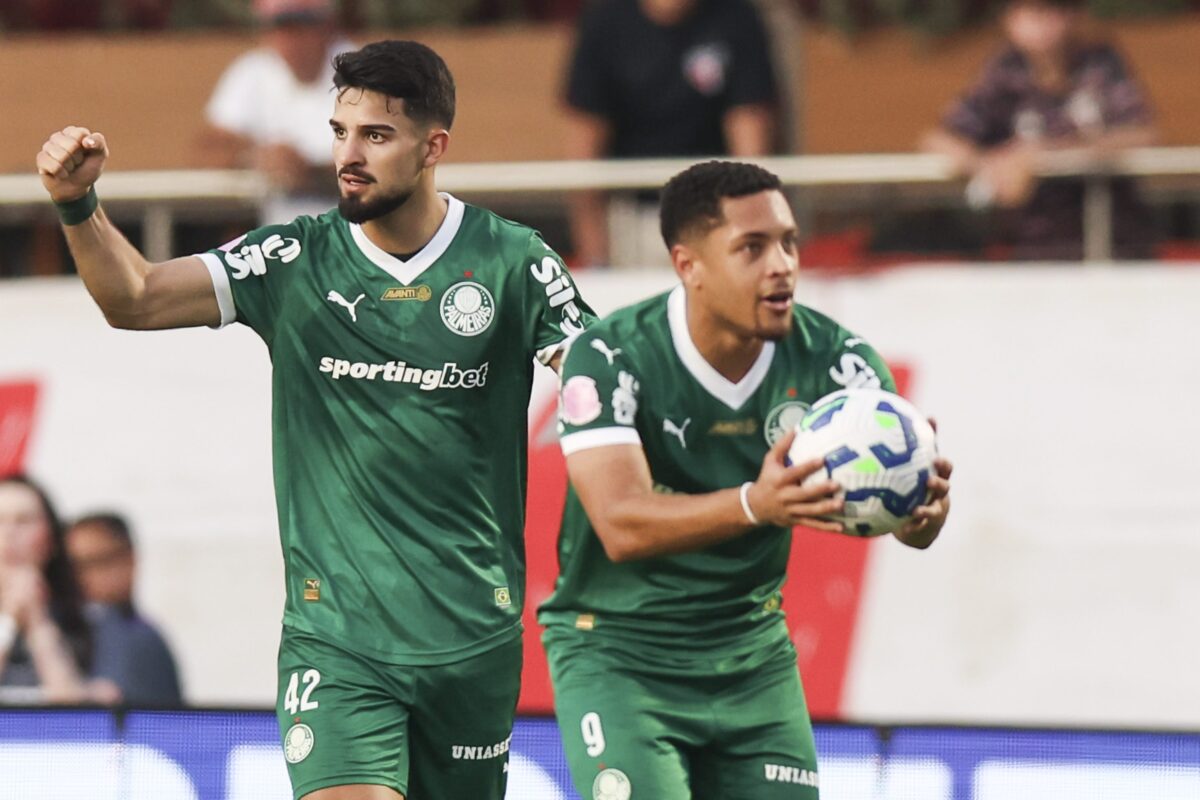 Palmeiras vira contra o São Paulo e assume a liderança do Brasileirão