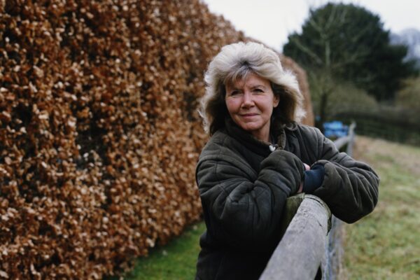 Foto da autora Jilly Cooper na natureza