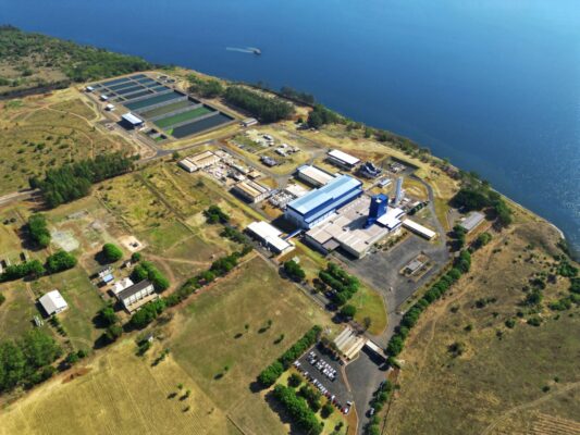 Fotografia colorida mostrando vista aérea de fábrica-Metrópoles