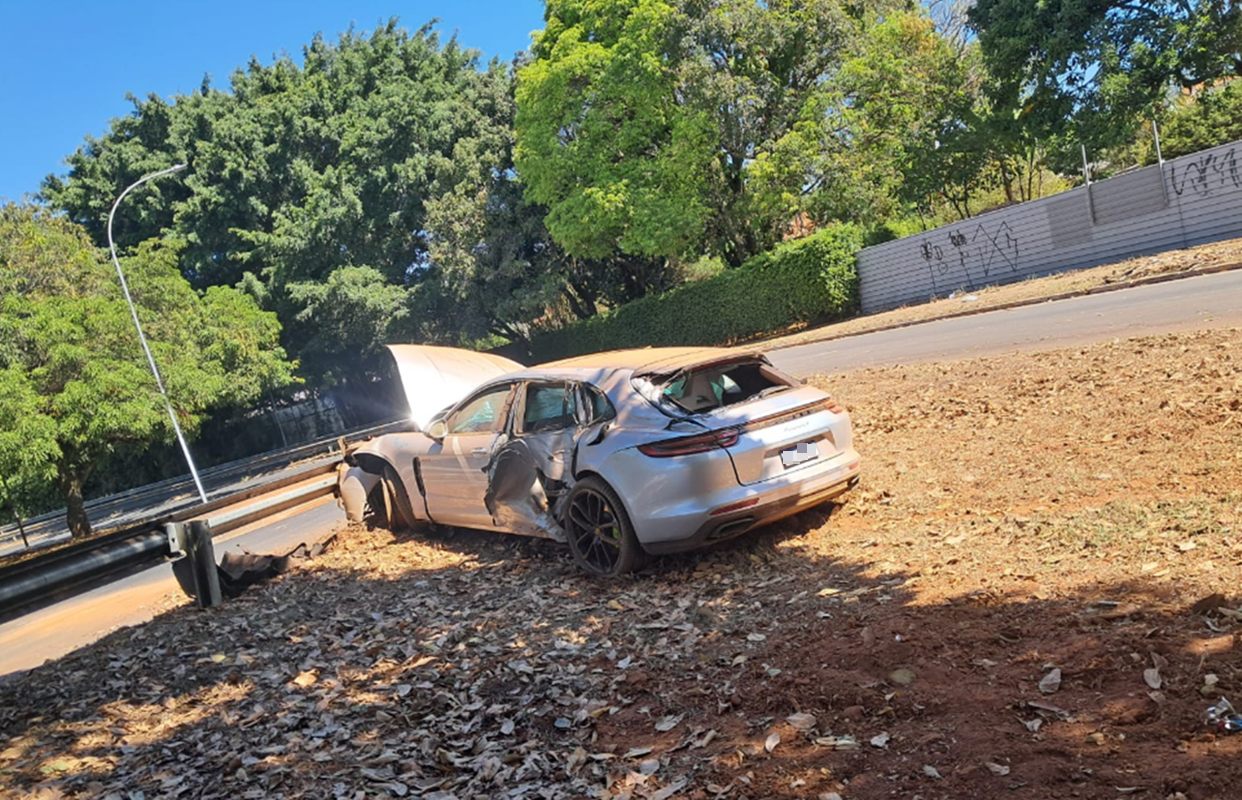 PCDF identifica motorista que arregaçou Porsche em árvore no Lago Sul
