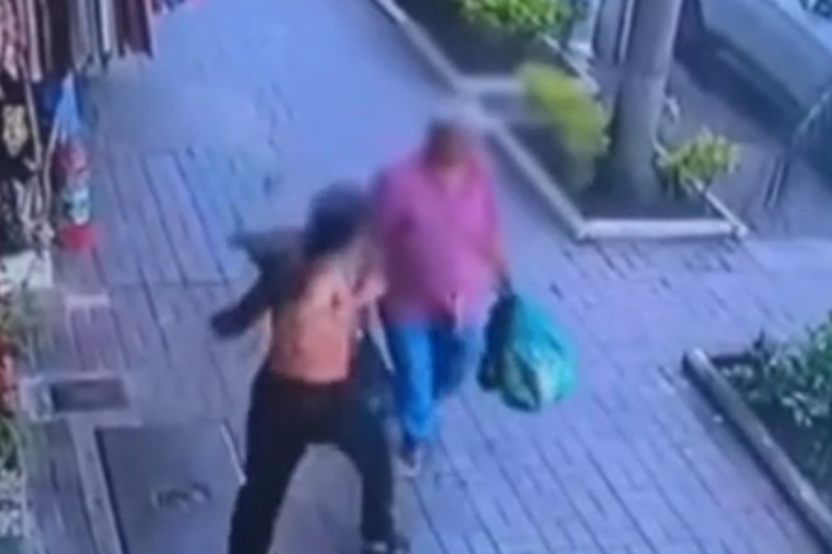 Vídeo: jovem é preso após dar soco em rosto de senhor em calçada de Santana