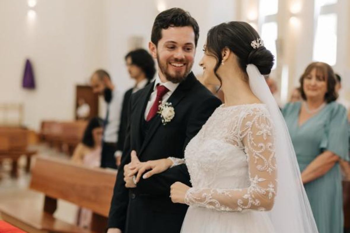 Foto colorida casal que largou vocação para se casar