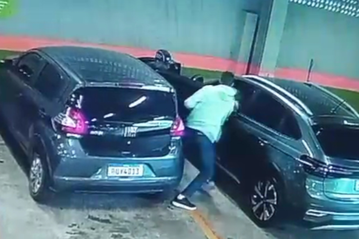 Vídeo: suspeitos fazem mulher refém durante roubo em estacionamento