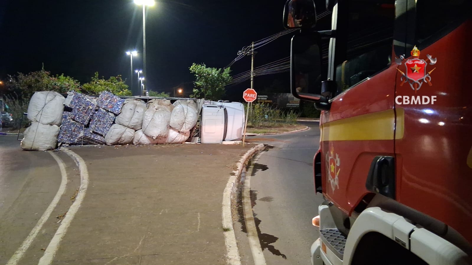 URGENTE: Caminhão tomba, passageiro se machuca e detalhes chocam!