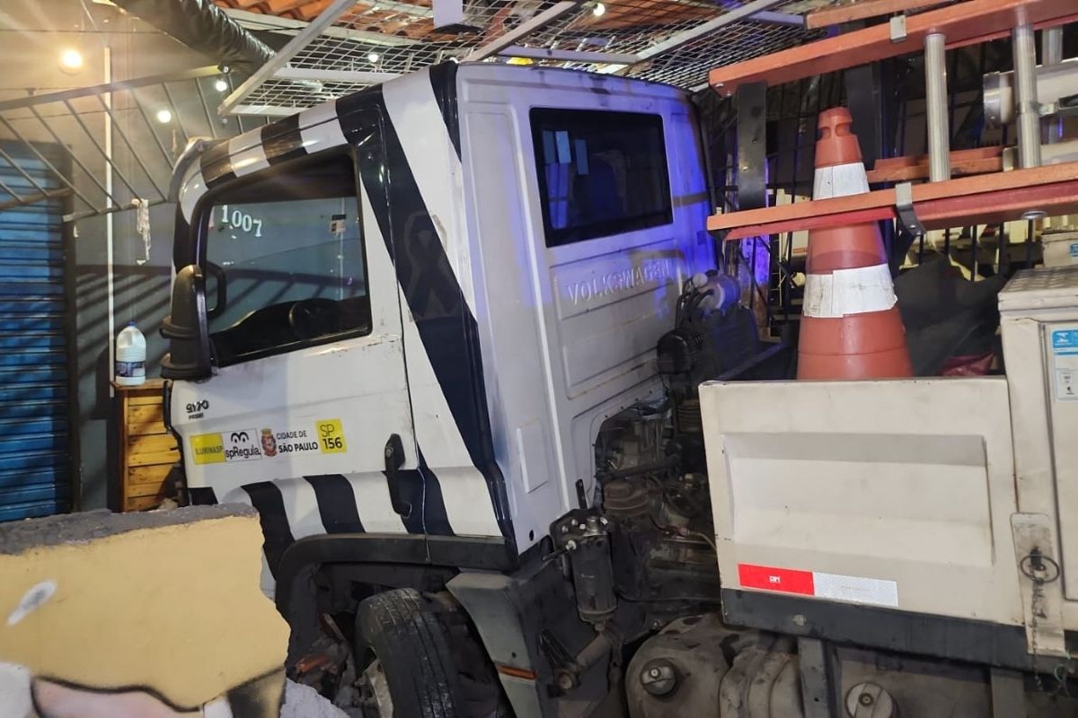 Caminhão da Prefeitura de SP destrói muro e invade bar na zona sul