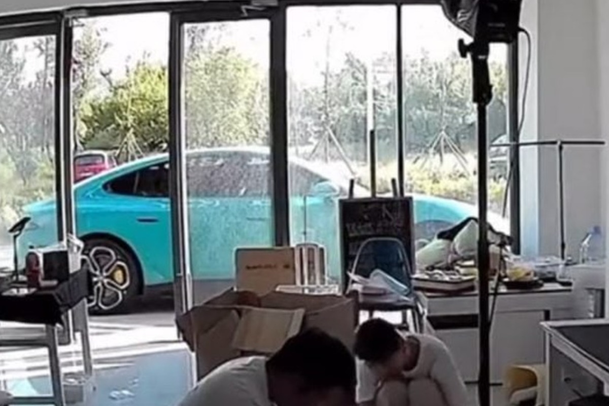 Carro elétrico “foge” de dono, causa confusão e culpa vai para celular