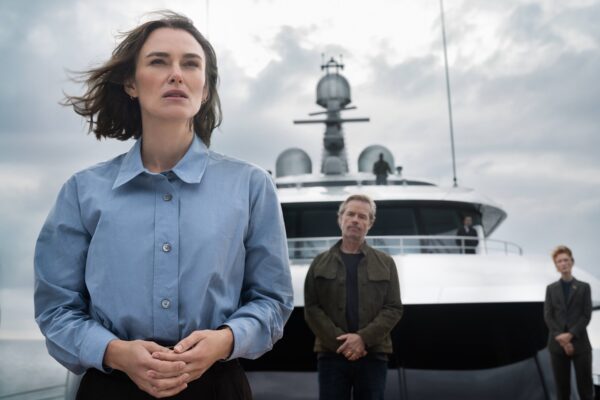 Imagem colorida da atriz Keira Knightley no filme A Mulher na Cabine 10