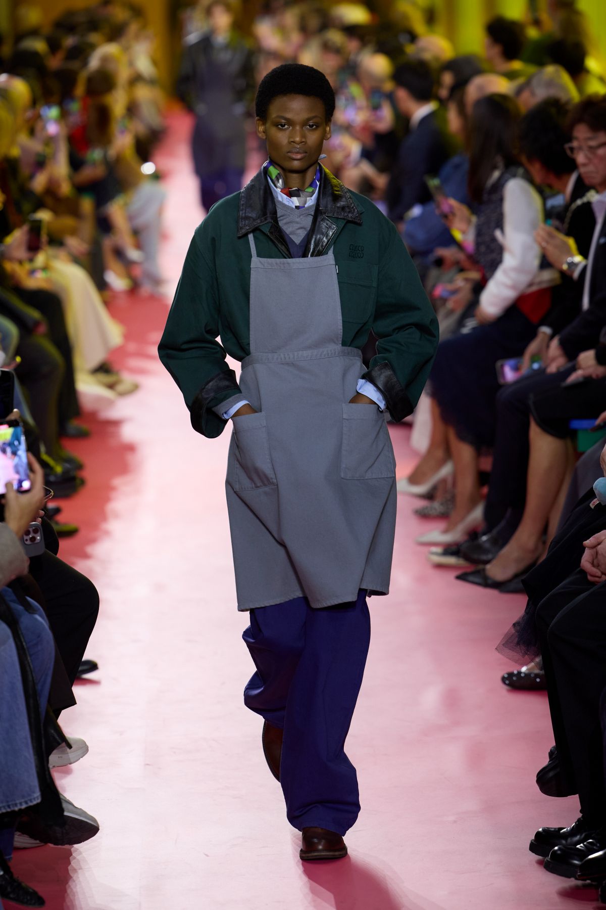 foto com cor. desfile primavera/verão 2026 da Miu Miu - Metrópoles