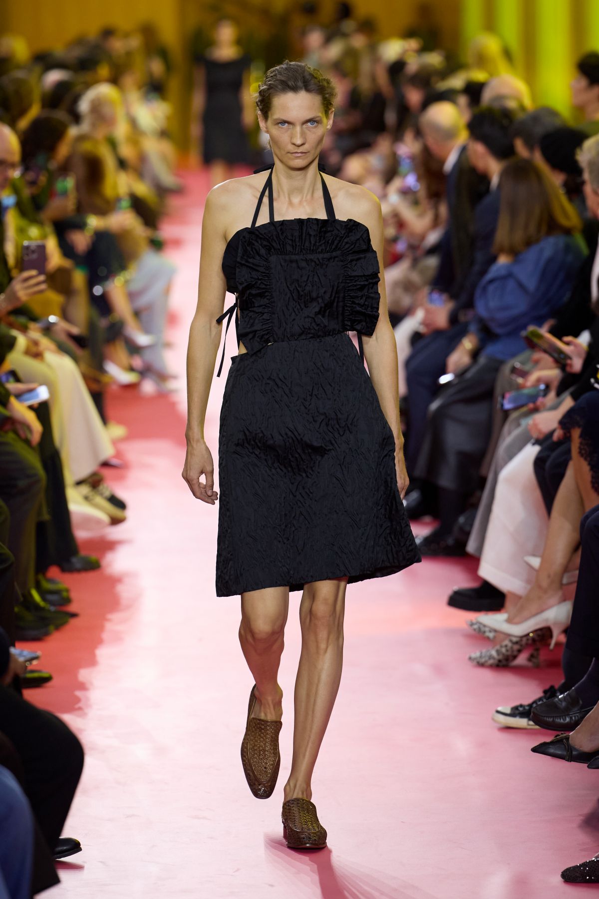 foto com cor. desfile primavera/verão 2026 da Miu Miu - Metrópoles