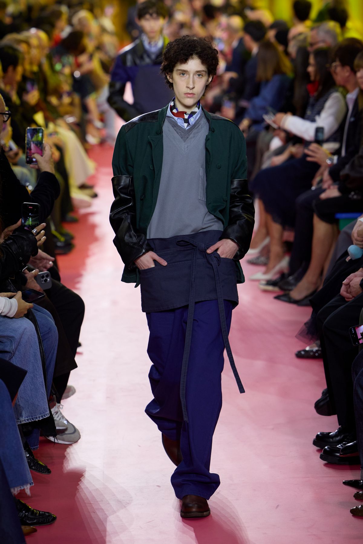 foto com cor. desfile primavera/verão 2026 da Miu Miu - Metrópoles