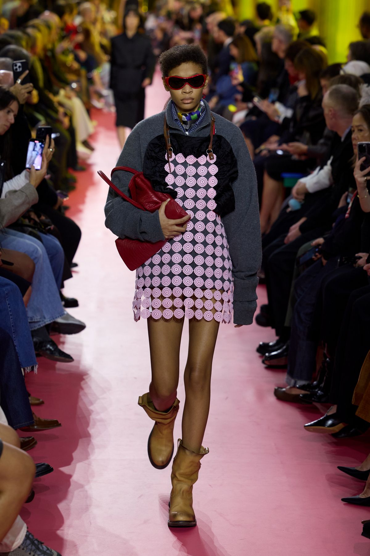 foto com cor. desfile primavera/verão 2026 da Miu Miu - Metrópoles