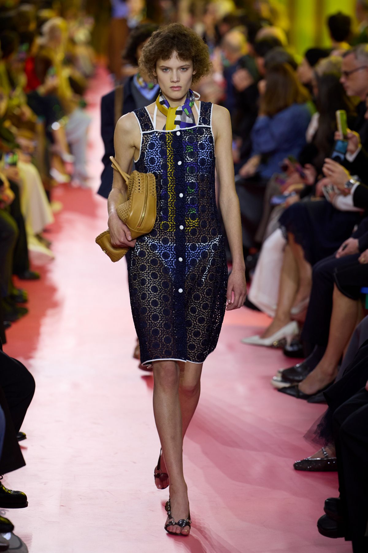 foto com cor. desfile primavera/verão 2026 da Miu Miu - Metrópoles