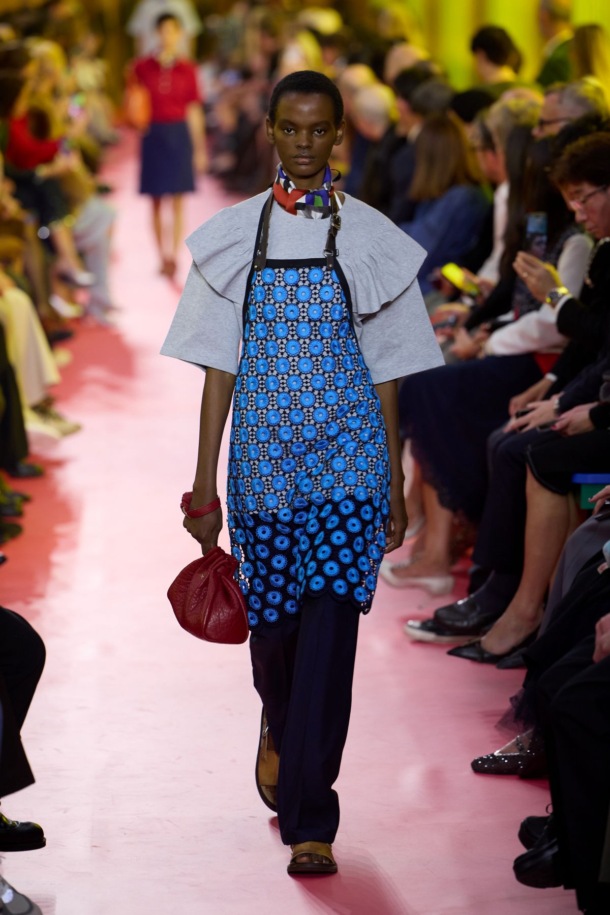 foto com cor. desfile primavera/verão 2026 da Miu Miu - Metrópoles