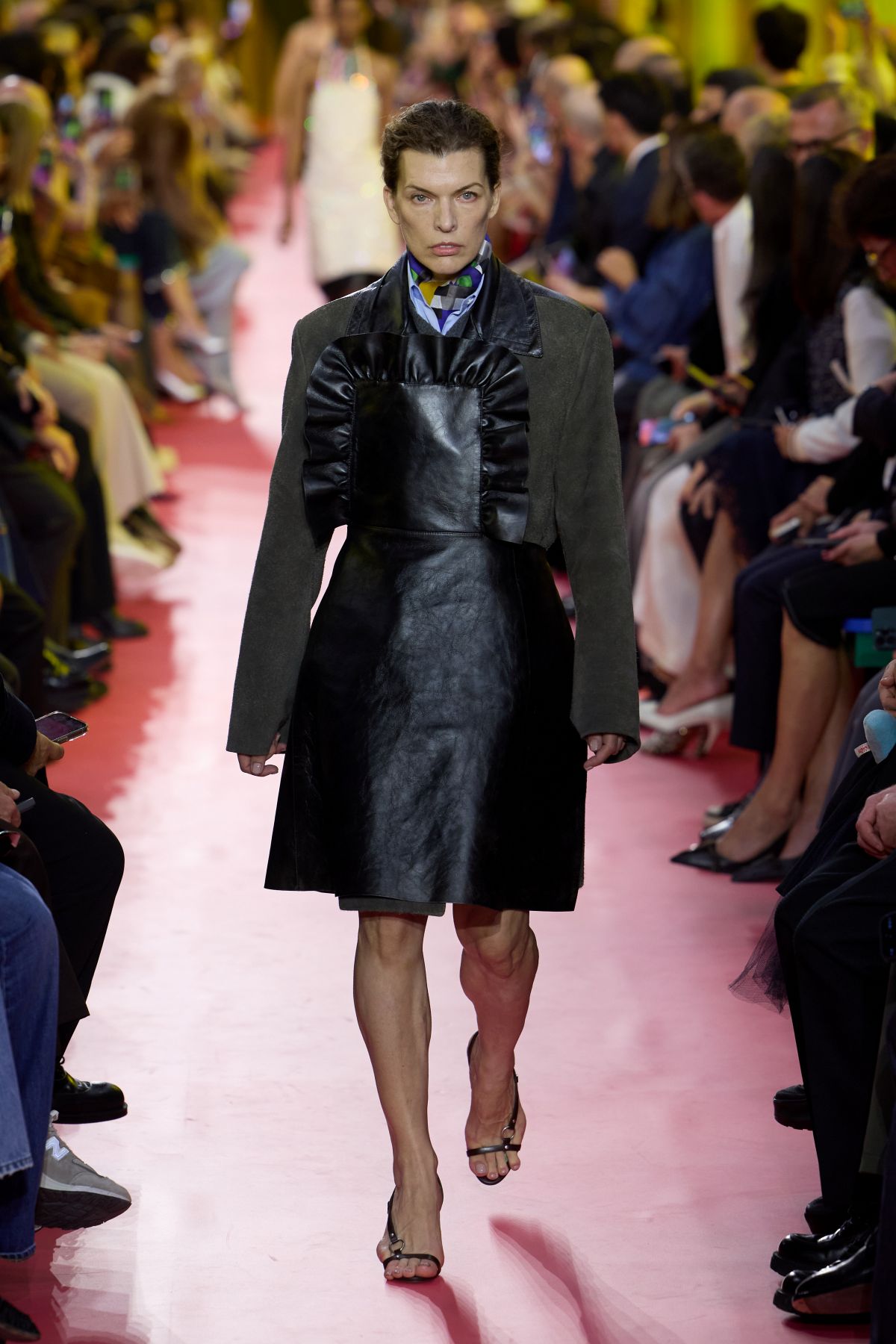 foto com cor. desfile primavera/verão 2026 da Miu Miu - Metrópoles