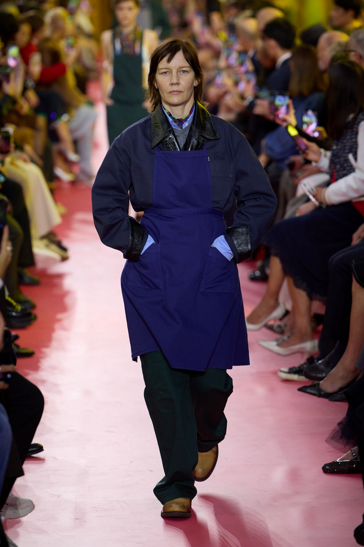 foto com cor. desfile primavera/verão 2026 da Miu Miu - Metrópoles