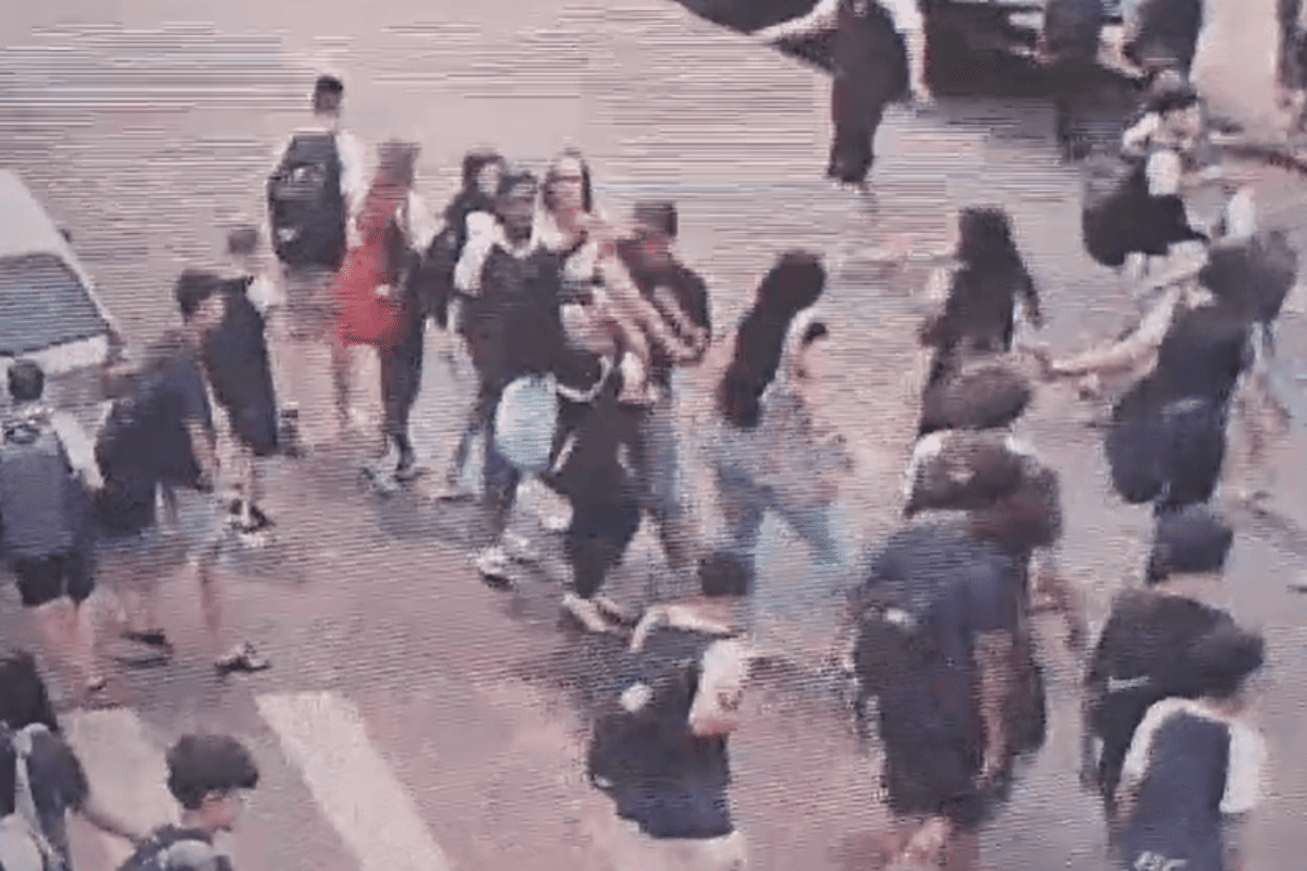 URGENTE: Adolescente é Brutalmente Espancada por Dupla de Irmãos na Saída da Escola! Veja o Vídeo Chocante