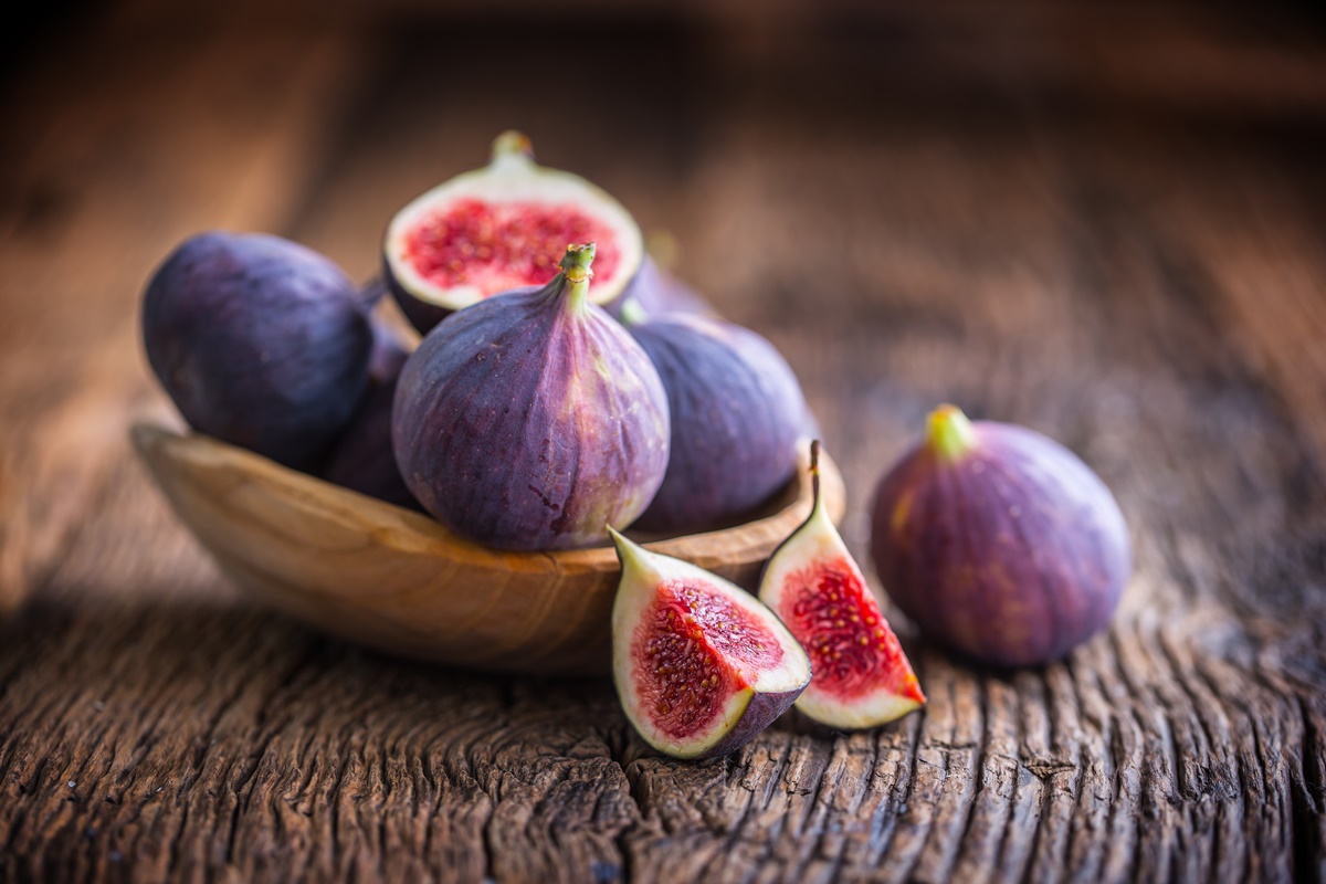 Foto colorida de vários figos. Tem opções da fruta dentro de uma tigela - Metrópoles