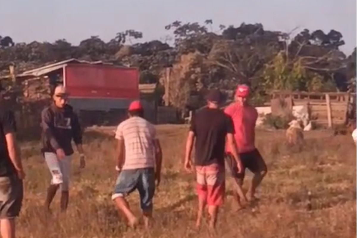 Jovem é morto a pauladas por engano após boato sobre furto de panela