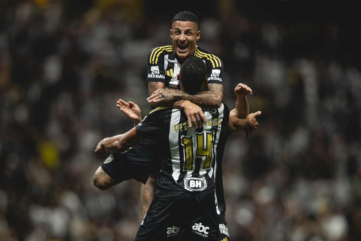 Guilherme Arana responde às críticas após gol contra o Sport
